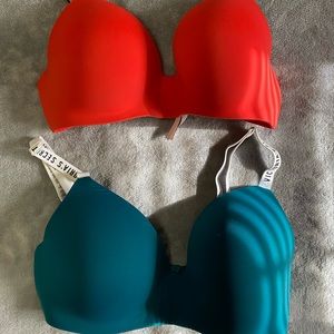 Lot of 2 like-new Victoria’s Secret bras